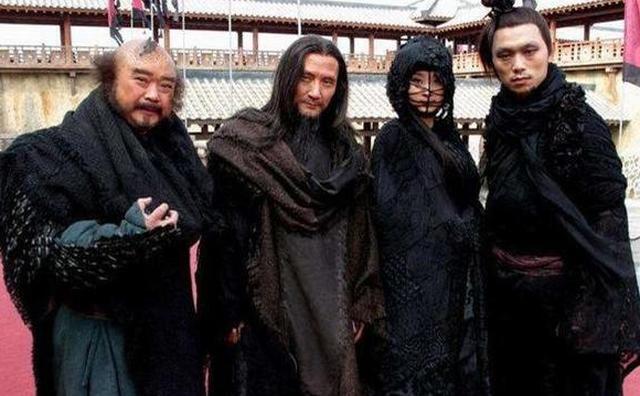 《天龙八部》中，如果四大恶人联手对抗乔峰有多大胜算？