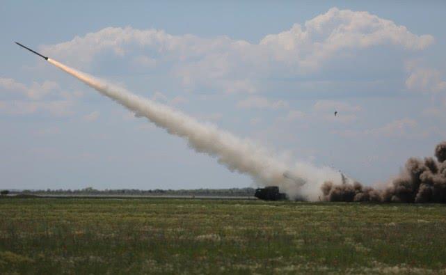 乌克兰再次测试新式远程火箭弹，军方正在眼巴巴的等着服役
