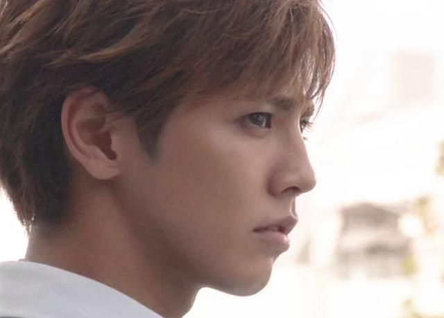 “驼峰鼻”正流行，王俊凯、片寄凉太的侧脸迷人，最后一图最经典