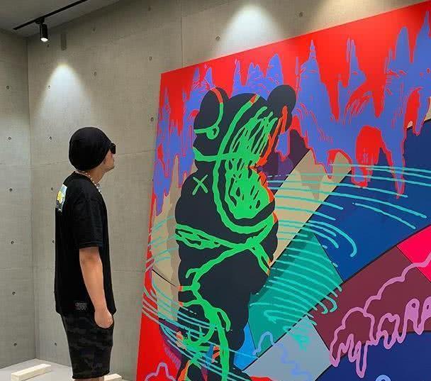 周杰伦带儿子看画展，罗密欧一个小动作，昆凌解释因为爸爸太严格