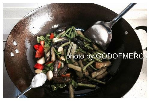 炒菜到底用什么油最健康？教你“6个诀窍”，包你挑到好食用油