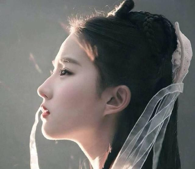 “驼峰鼻”正流行，王俊凯、片寄凉太的侧脸迷人，最后一图最经典