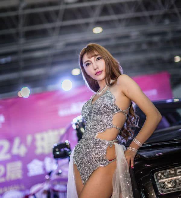 最有钱的女车模，替宝马站台，花500万买豪车，网友：炫富吗？