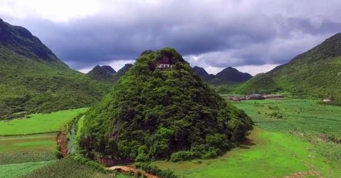 云南陡峭山壁发现一幢房子，与大山连为一体，有人在此隐居吗