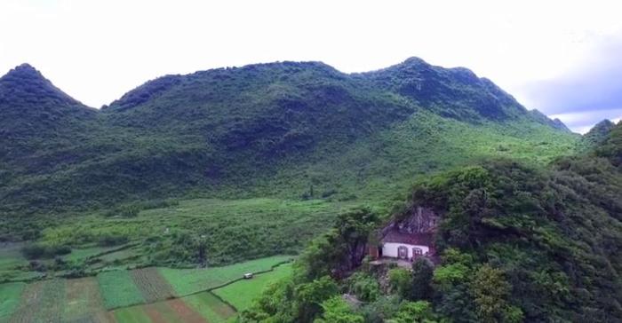 云南陡峭山壁发现一幢房子，与大山连为一体，有人在此隐居吗