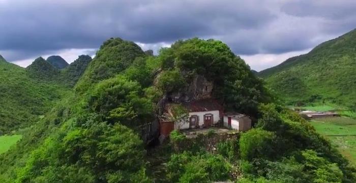 云南陡峭山壁发现一幢房子，与大山连为一体，有人在此隐居吗