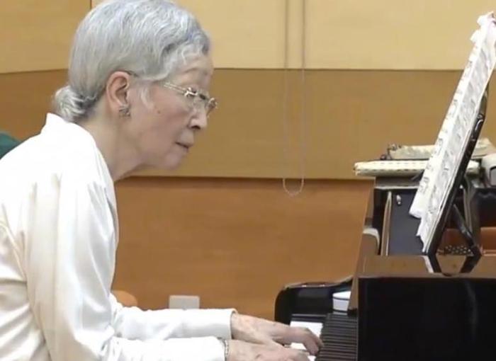 美人在骨不在皮！85岁美智子演奏钢琴，白发苍苍却依旧惊艳