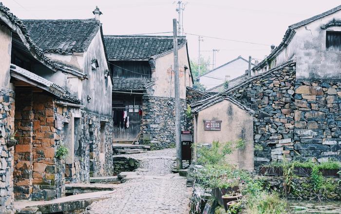 浙江最“奇怪”的村子，房子都是用石头建成，为宁波最大的石头村