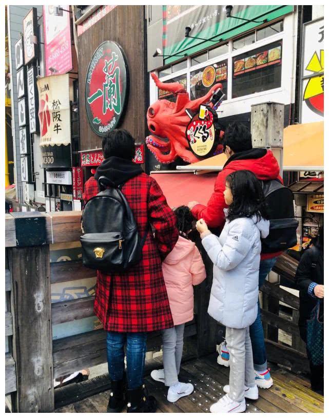 鲍蕾晒一家四口日本旅游照，包裹严实大长腿依旧吸睛