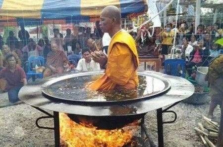 揭秘泰国“神僧”稳坐油锅，游客一眼识破真假，网友我也能玩儿
