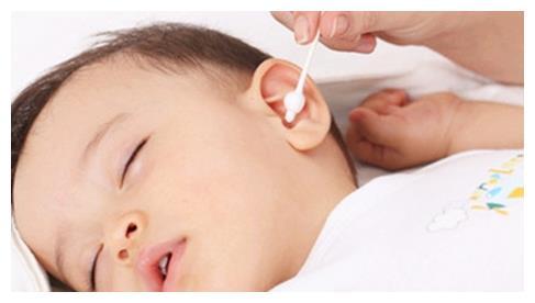 74天的宝宝患上了“中耳炎”，只因妈妈喂奶太大意！