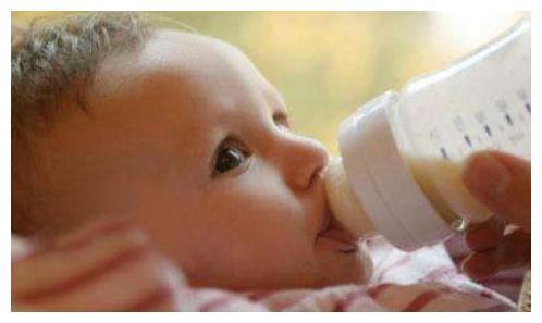 74天的宝宝患上了“中耳炎”，只因妈妈喂奶太大意！