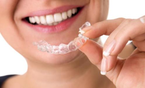 牙龈出血是怎么回事？揪出4个原因，减少牙龈问题