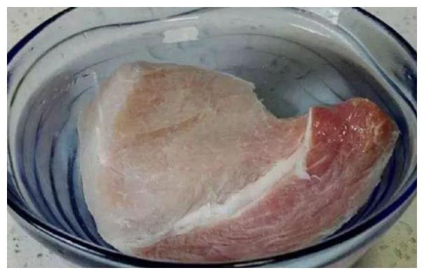 冰箱拿出来的冻肉，一定不能用水泡，教你一招，吃起来跟鲜肉一样