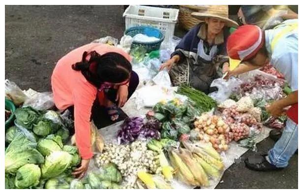 怒！她生涯夺30多枚金牌，因拒教练特别要求被抛弃，今靠卖菜谋生