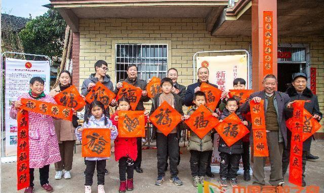 四川文理学院师生为村民写春联送祝福