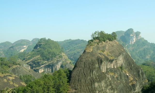 “九曲溪流，三十六峰，七十二洞，九十九岩”，武夷岩茶