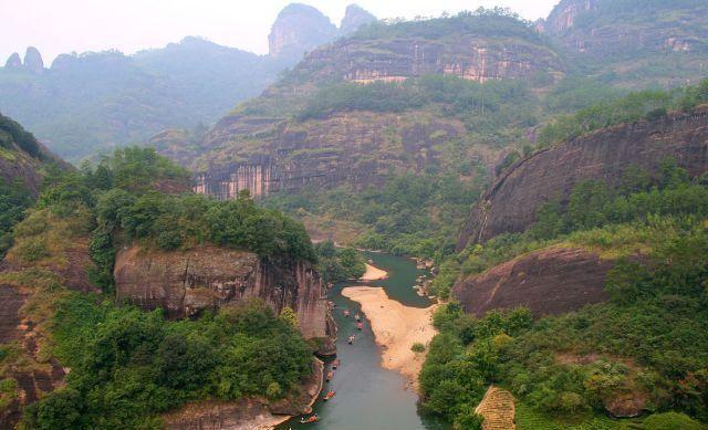 “九曲溪流，三十六峰，七十二洞，九十九岩”，武夷岩茶