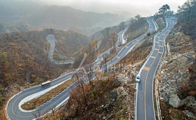 安徽金寨：打造中国红岭公路 助力老区旅游脱贫事业