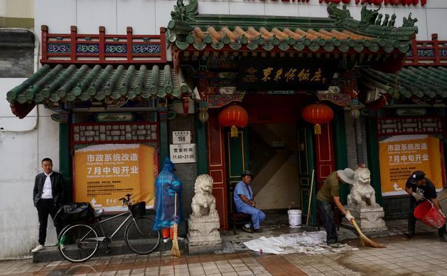 雨中漫步王府井风情街与步行街