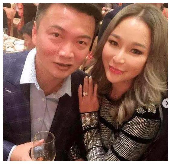 陈慧玲打赢正室保卫战！聚会喝到很尽兴，妆容尽显女强人姿态