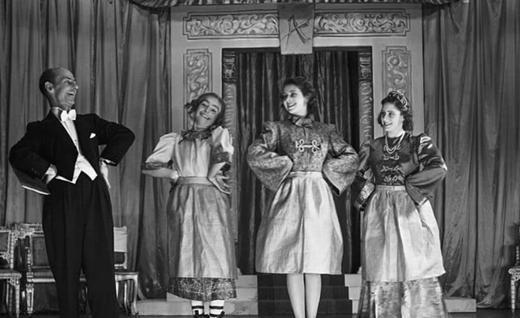 英女王78年前第一次演少女舞台剧！当时的女王非常青涩，优雅迷人