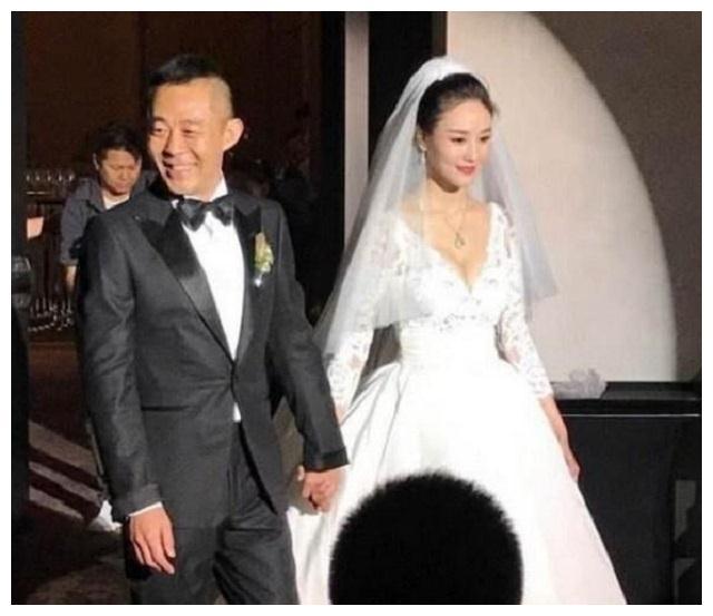 52岁侯勇第三任娇妻是90后？看到夫妻同框有父女的既视感！