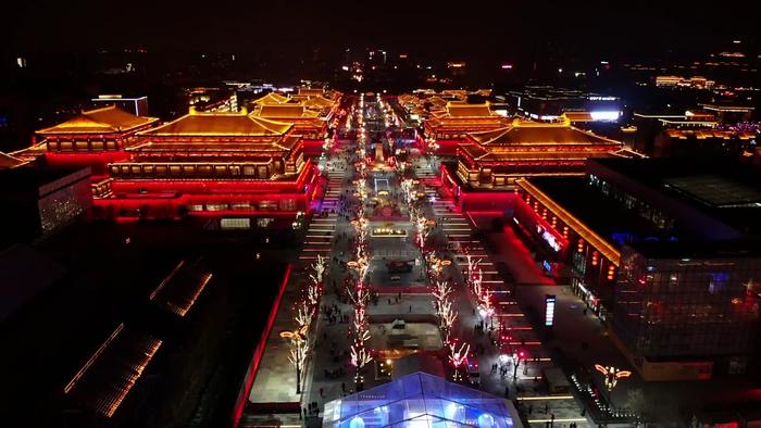 西安曲江大唐不夜城的夜景璀璨迷人，从航拍的角度看，太美了！
