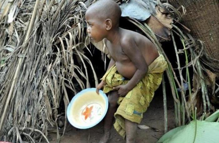 非洲最神秘的“小矮人”部落，用芭蕉叶搭房子，8岁基本发育成熟