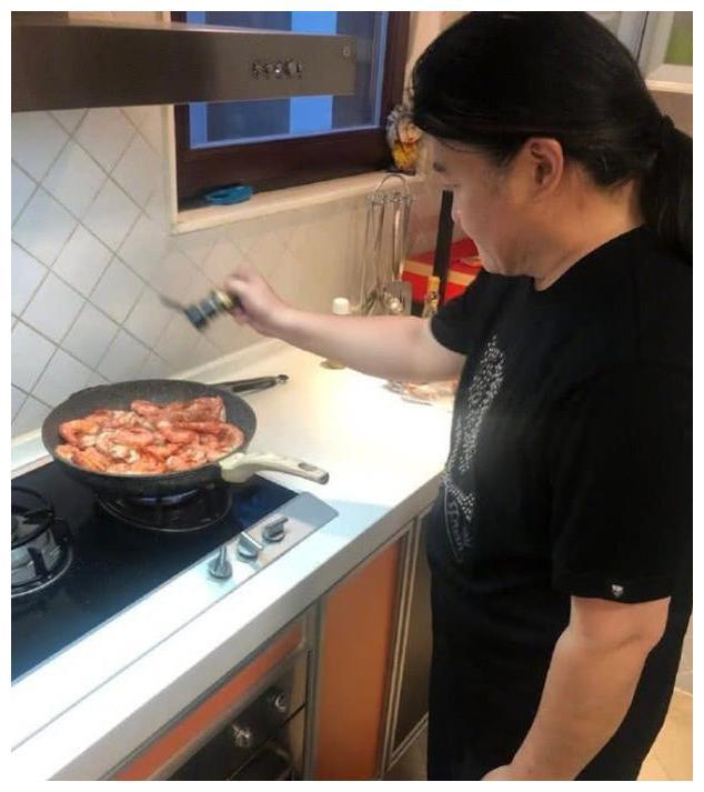 刘欢另类请客吃饭：邀请朋友到家亲自下厨做菜，空间小到人挤人