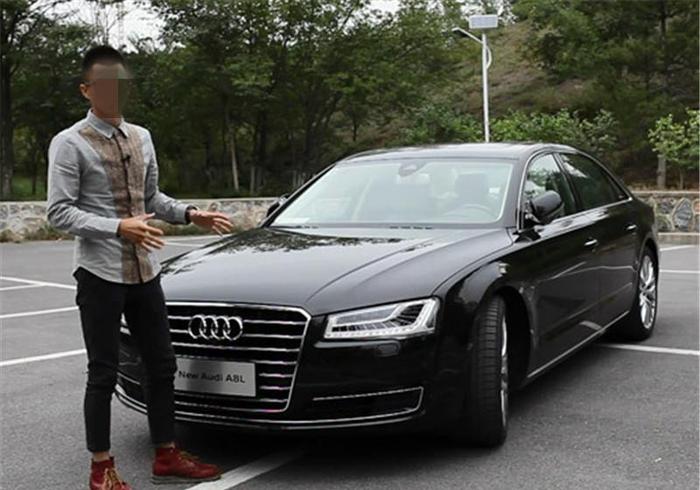 80万买奥迪A8L，为啥提车还送辆自行车？网友：凭啥我没这待遇