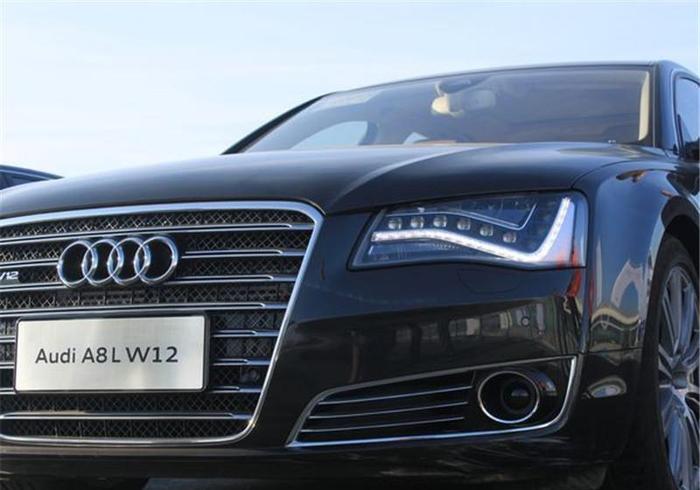 80万买奥迪A8L，为啥提车还送辆自行车？网友：凭啥我没这待遇