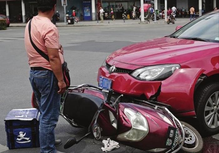 电动车闯红灯追尾私家车伤亡，看到责任划分，车主：逼我们卖车？