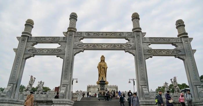 普陀山明明在浙江东海，为何称菩萨为南海观音？外地游客都糊涂了