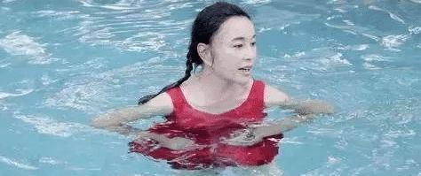 64刘晓庆在泳池内现原形，网友：到底是谁家的奶奶？
