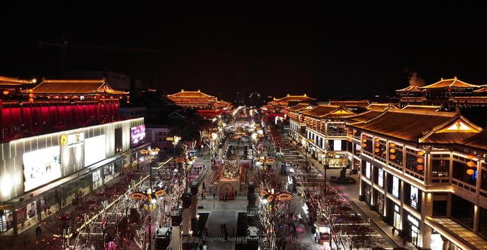 西安曲江大唐不夜城的夜景璀璨迷人，从航拍的角度看，太美了！