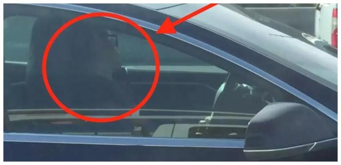 特斯拉Model S车主在高速公路上驾驶时看似睡觉