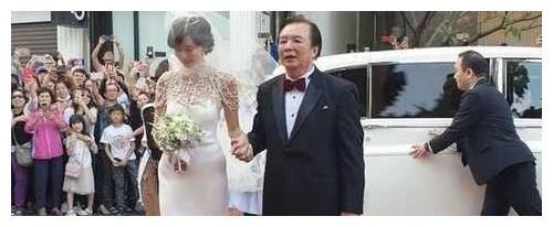 林志玲大婚现场两家人合影曝光,林母透露女儿嫁妆只要一个手镯