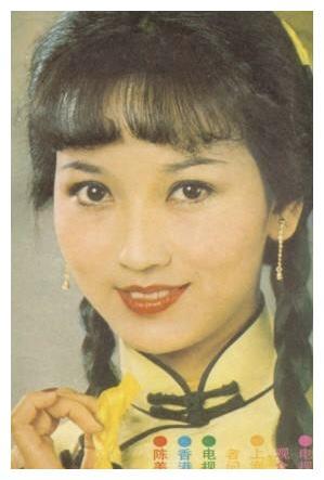 这个黄衣裳的冯程程，在八十年代女孩中引发了“程程辫”流行风潮