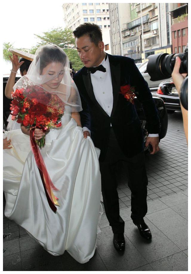 47岁的江宏恩近照，曾和贾静雯传绯闻，今娶小6岁圈外女友
