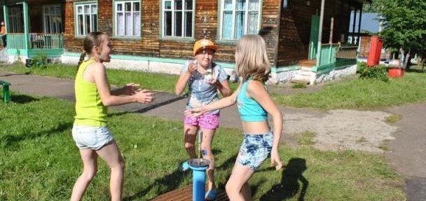 俄罗斯的农村女孩很能干，但为了生活，在漂亮的姑娘也得下田种地