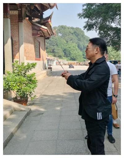 李连杰广化寺进院巡礼，网友：不愧是演过法师的