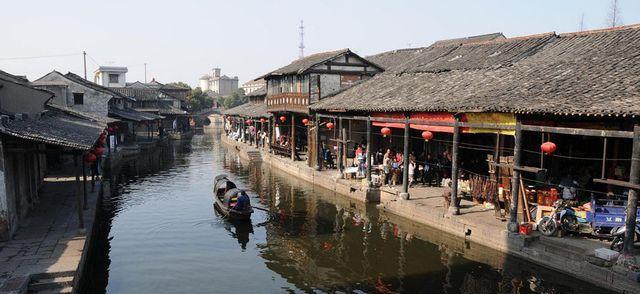 屈指可数原汁原味的古镇，鹅卵石“龙”形古街，让历史在这里凝固