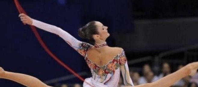 俄罗斯体操美女，因发育“胸围暴涨”退役，36岁身材堪比卡戴珊