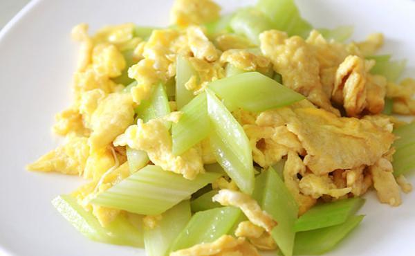 营养素食的首选芹菜炒鸡蛋，几分钟就出锅简单易上手！