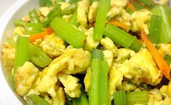 营养素食的首选芹菜炒鸡蛋，几分钟就出锅简单易上手！