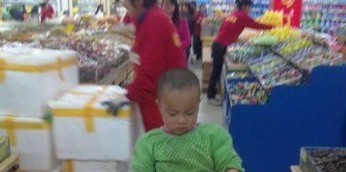 4岁女宝“赤身裸体”逛超市，妈妈一脸淡定，网友：这是后妈吗？