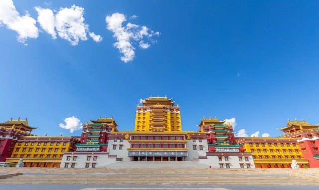 中国最高的室内弥勒佛像是五年来建造的，高37米，重332吨。