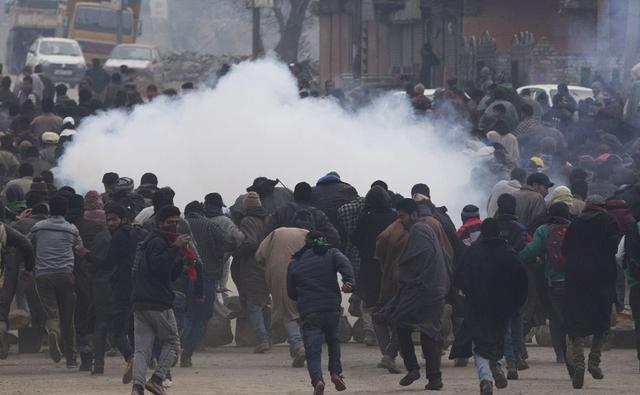 巴基斯坦表示：印度军警在克什米尔使用化学武器，造成上千人伤亡