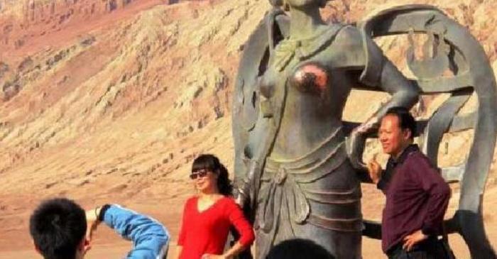 中国这一景区，女性雕像被游客摸到掉漆，网友：素质在哪里？